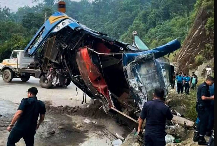 नवलपरासीकाे एस मोडमा यात्रुवाहक बस दुर्घटना हुँदा ६ जनाको मृत्यु 